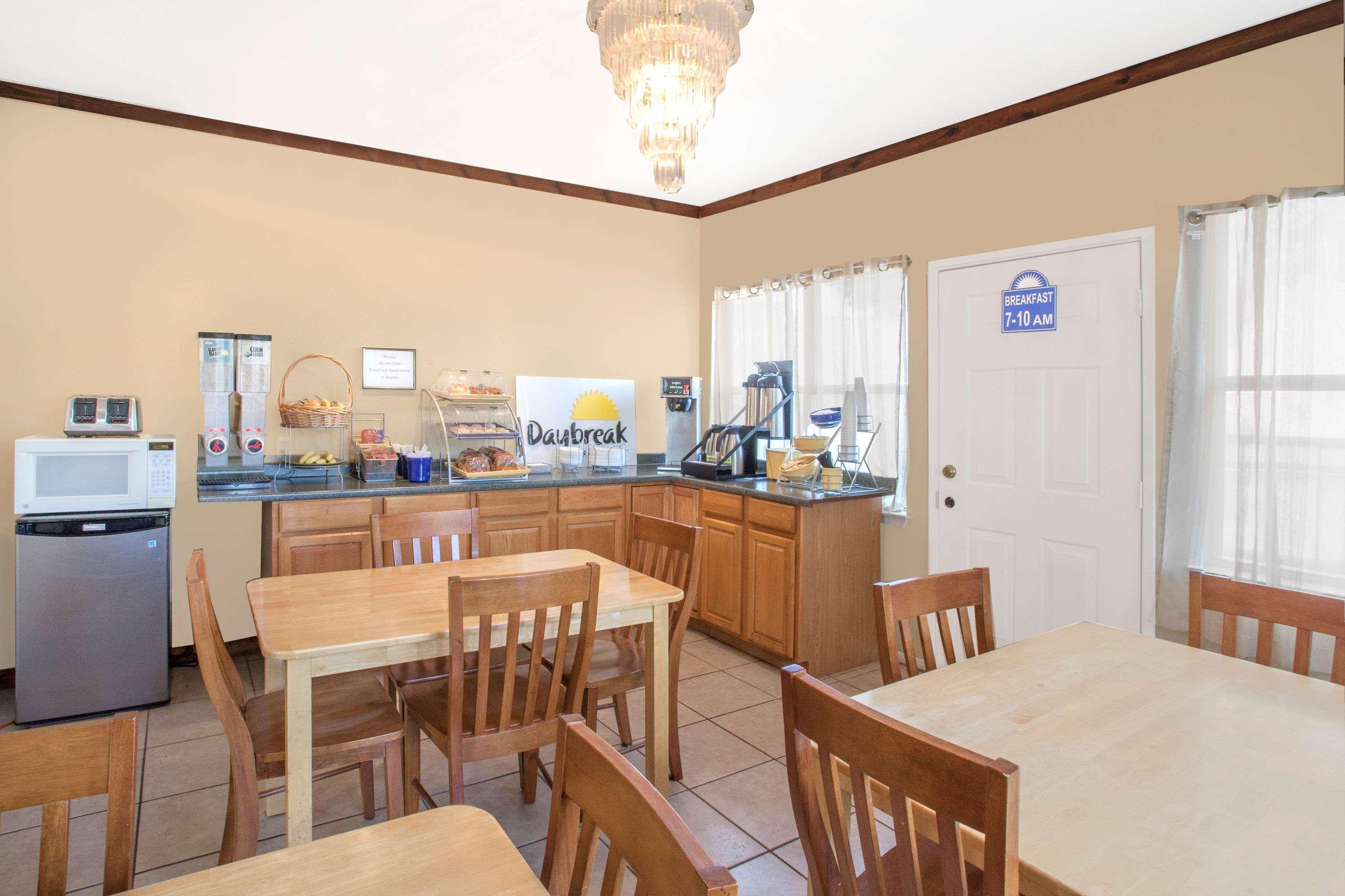 Days Inn By Wyndham Suites Fredericksburg Buitenkant foto