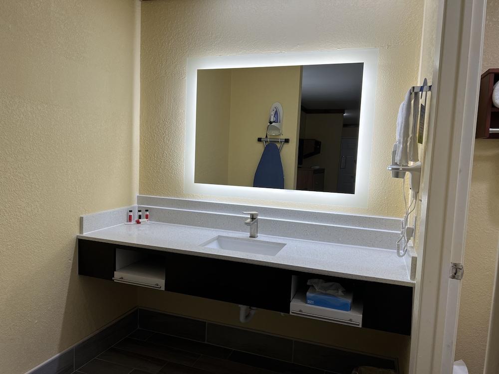 Days Inn By Wyndham Suites Fredericksburg Buitenkant foto
